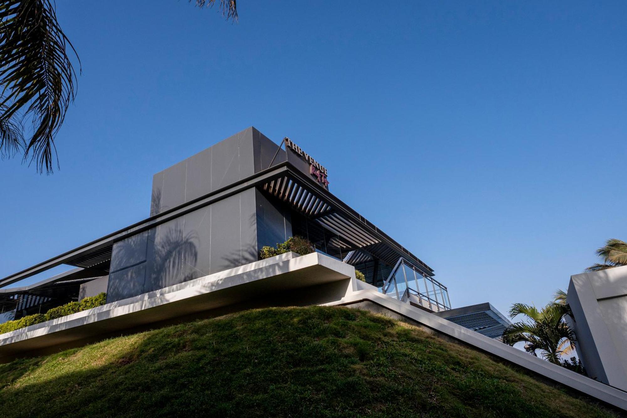 Noom Hotel Dakar Sea Plaza, A Member Of Radisson Individuals Exterior foto The house is located on a hilltop
