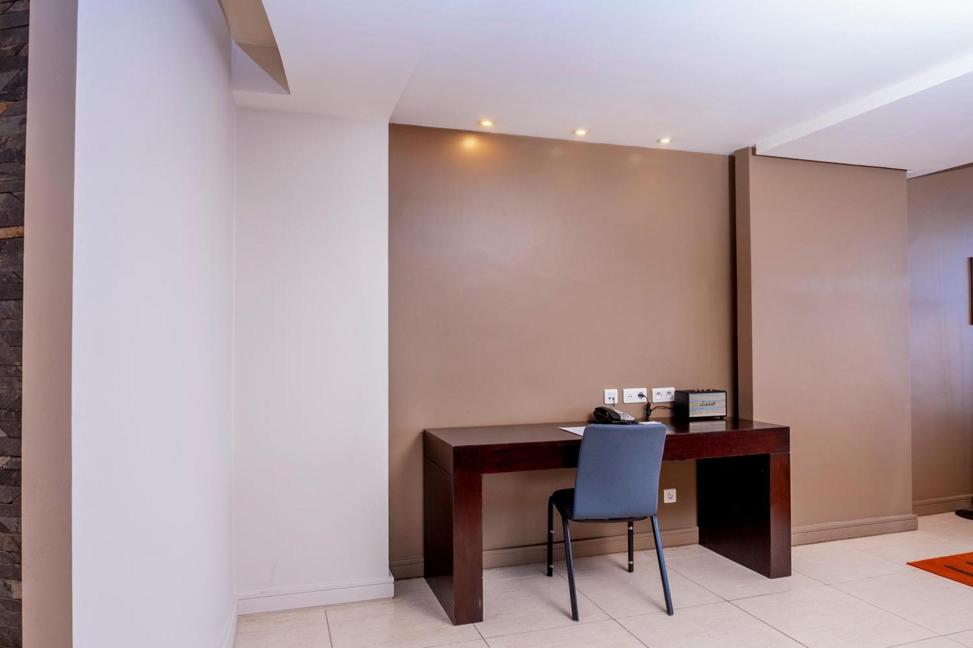 Noom Hotel Dakar Sea Plaza, A Member Of Radisson Individuals Exterior foto A room at the library
