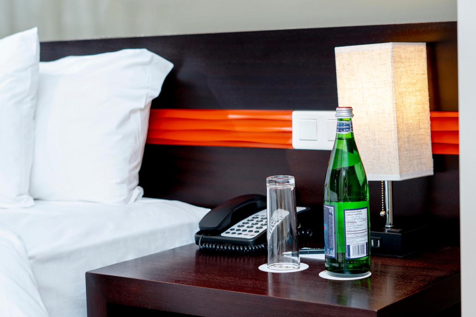 Noom Hotel Dakar Sea Plaza, A Member Of Radisson Individuals Exterior foto A bottle of mineral water in a hotel room